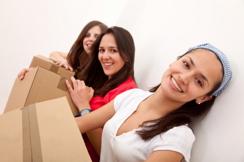 Professional moving van for access-challenged properties in To